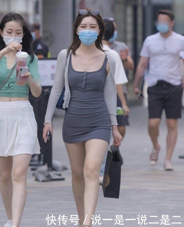 连衣裙|深灰色连衣裙创造出独特的魅力,把女生的魅力体现的淋漓尽致