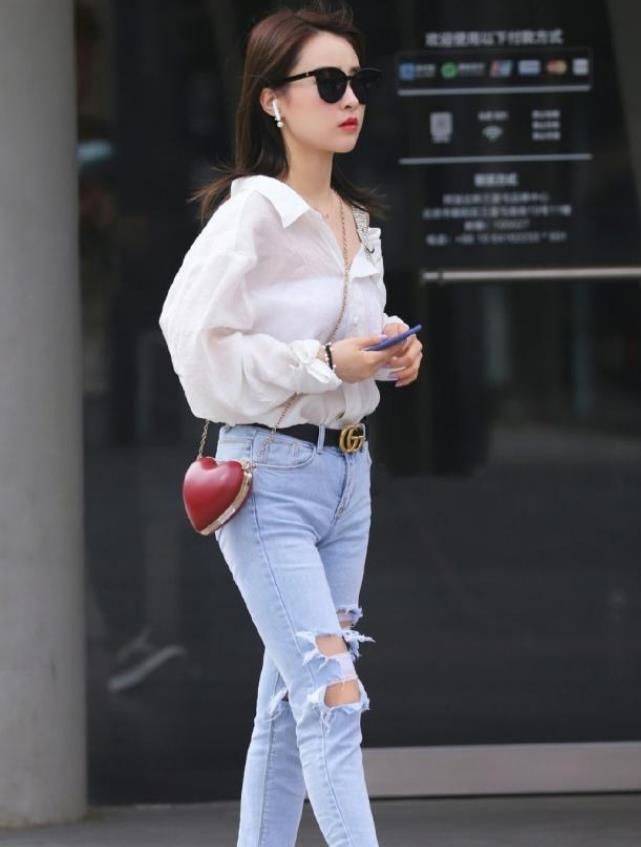 身材高挑的小姐姐,短款上衣配牛仔裤,这就是传说中的A4腰吗