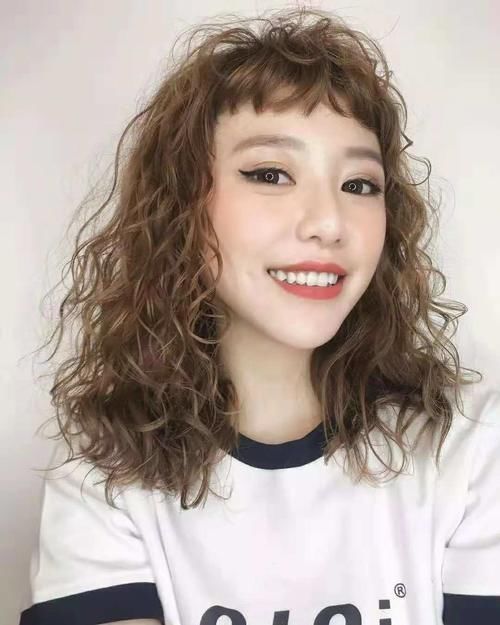 发蜡|烫了羊毛卷不会打理?简单的湿发造型一学就会,发型时髦又洋气