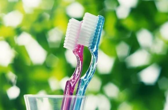 牙膏|刷牙要不要沾水?多数人都做错了!难道牙齿“又臭又黄”!