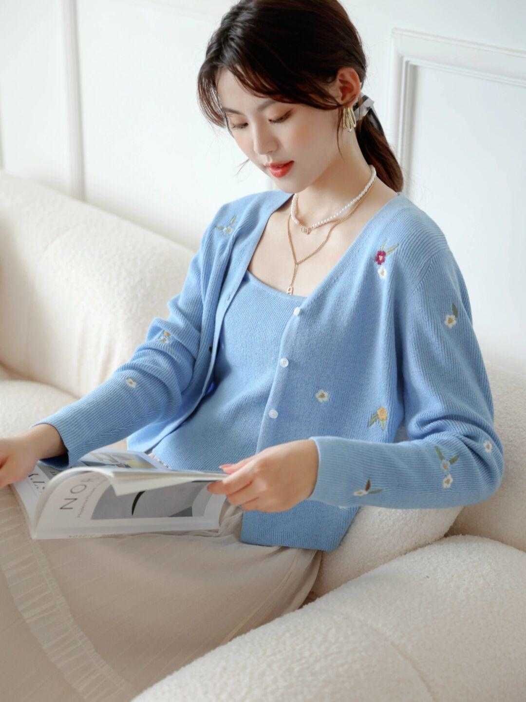 外套|秋季的简约穿搭指南，毛衣外套搭配吊带裙高级时髦，精致大气