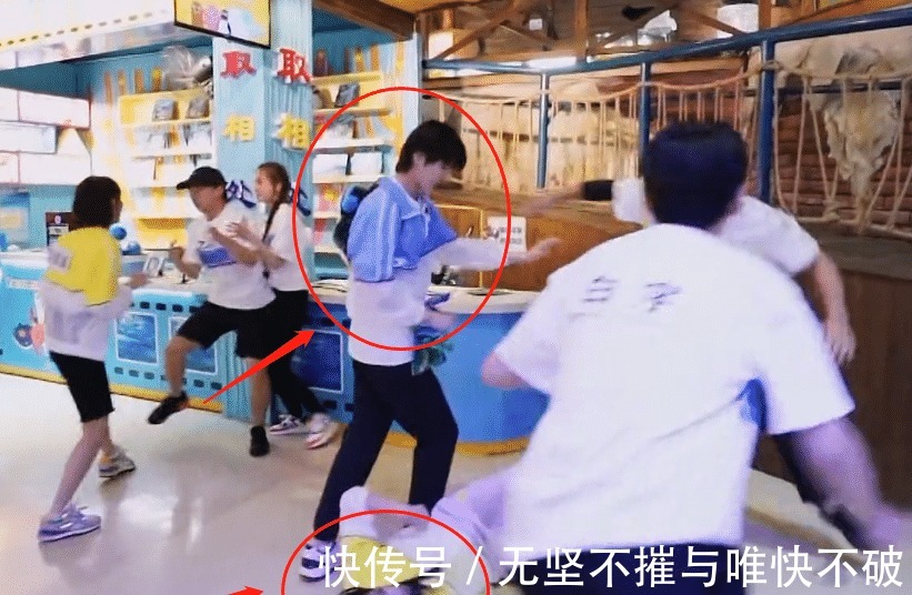 鄭愷|鄭愷秒撕蔡徐坤名牌,我卻關注蔡徐坤被撕后的舉動,細節暴露人品