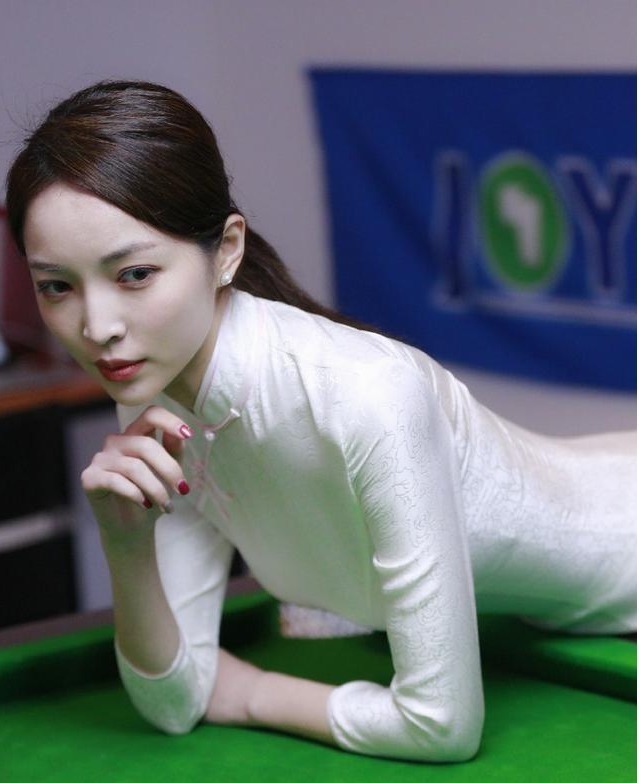 身姿|最美台球女裁判,紧身旗袍尽显曼妙身姿,嫩的出水活脱脱小妖精