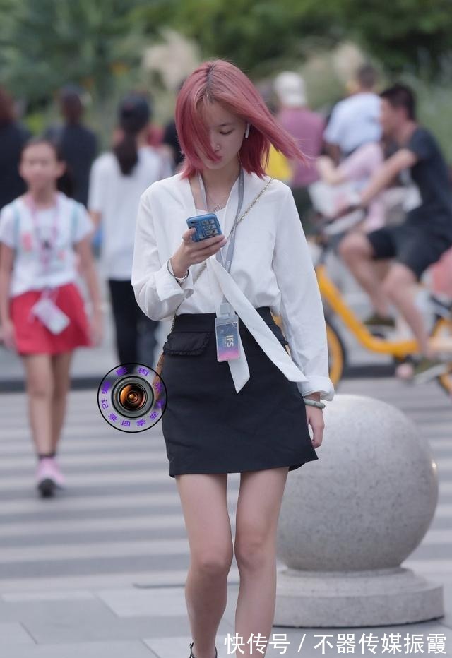 吊带|利用牛仔裤收腰的特点去收紧胯部，这样的穿搭效果会是非常好看