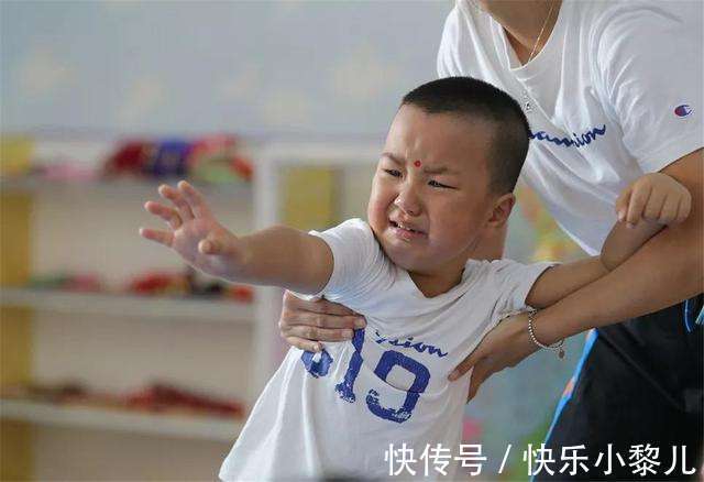 出去玩|当孩子出现十种情况时,不要一味批评教育,要带娃去做心理咨询了