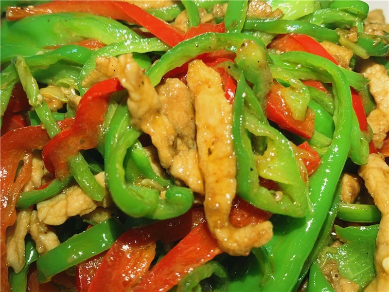 辣椒炒肉时，先炒肉还是辣椒！9成人弄错了，难怪肉不香，更不嫩