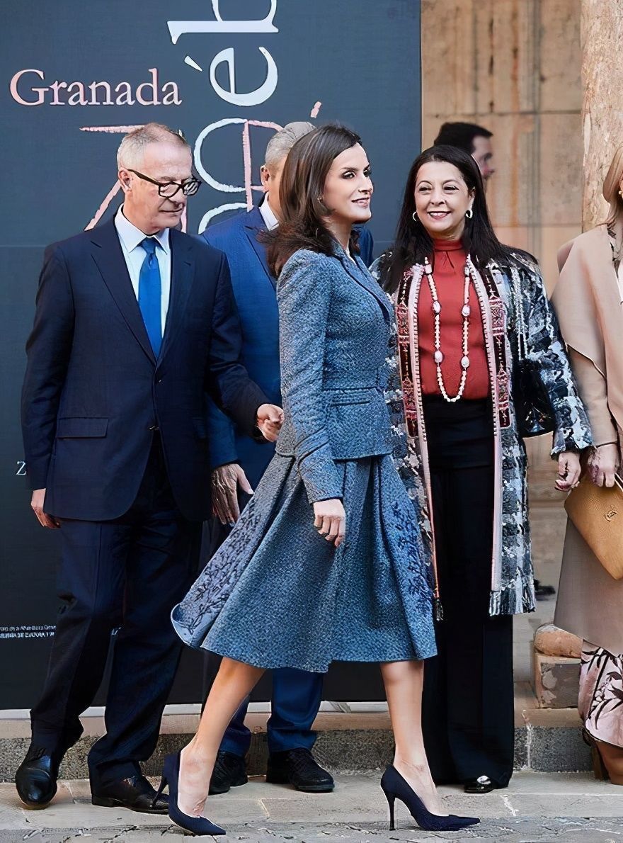 西班牙王后出门真省事,一条裙子穿了3年,连造型配饰都懒得换