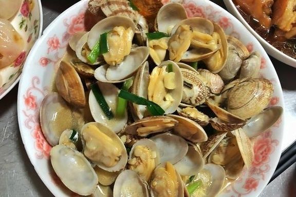 七夕外婆家聚餐，舅妈做了满满2桌菜，网友：还是农村好，真不错