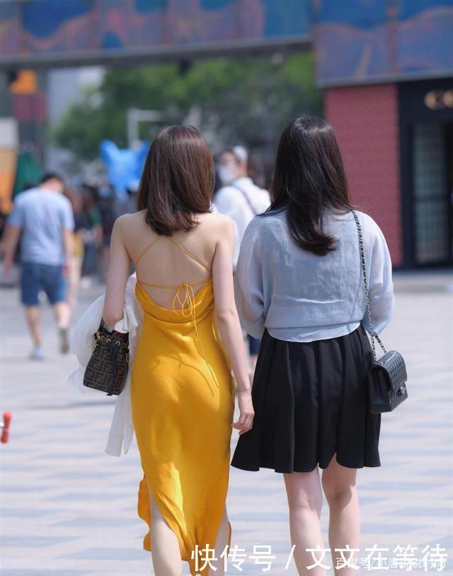 十足|超级明亮的黄色低胸吊带裙,气场十足,真的很漂亮很酷