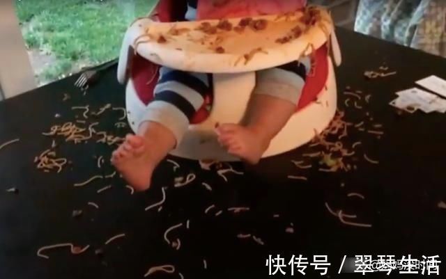 宝宝|宝宝自己吃饭有多可怕,就像用食物洗了个澡,可有谁懂妈妈的辛苦