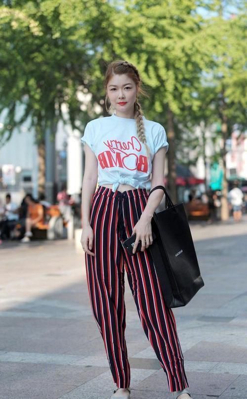 街拍,搭配黑色一字领,清凉舒适,浪漫又清丽