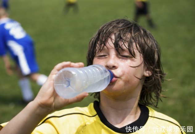 提醒别在3个时间强迫孩子喝水,容易积食还伤脾,父母长点心
