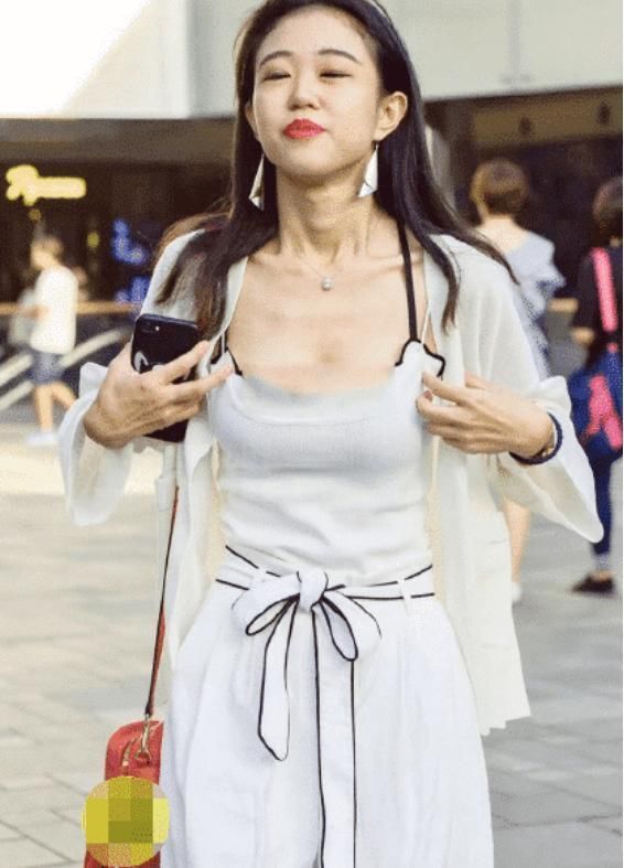 小姐姐一身职业套装亮相,吸引了众多男同事的目光