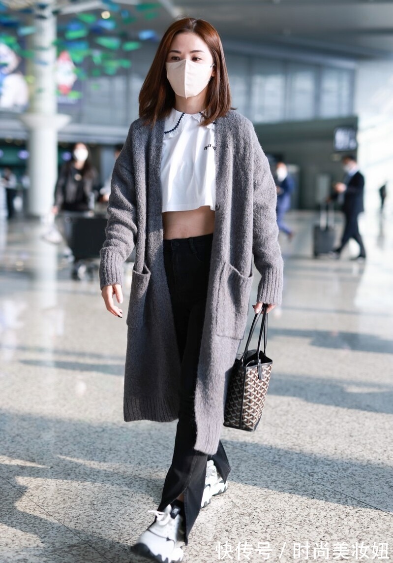 露脐装|阿Sa为秀身材太拼了,大冷天穿露脐装,看到马甲线被惊艳到