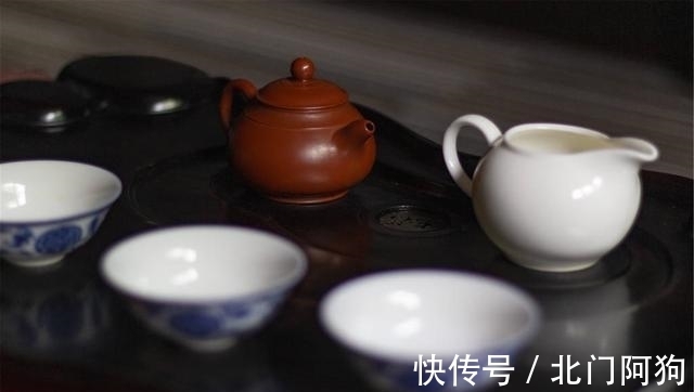 喝茶为用专门的茶具而不用普通的玻璃杯