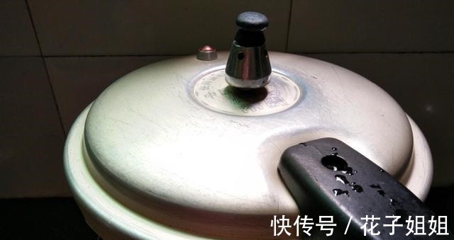 绿豆粥|吃一碗它,解宿醉,还能保护肝脏,快来试试这道芋圆绿豆粥吧!