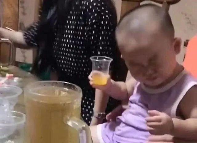 表情|“戏精宝宝”火了,喝个果汁表情逗乐众人,可以拿奥斯卡了