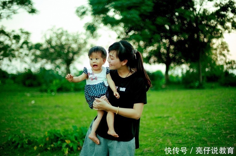 孩子|母亲带俩娃动车睡着,睡姿引网友热议:当妈后就见不得这种画面了