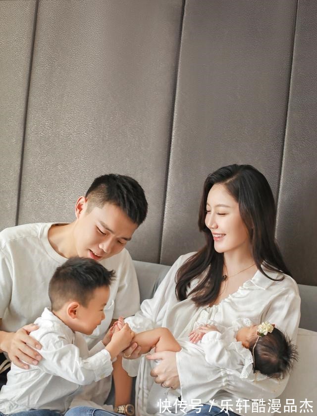 中国足球|儿女双全了!当红国脚晒一家四口照二胎首亮相,妻子极速恢复
