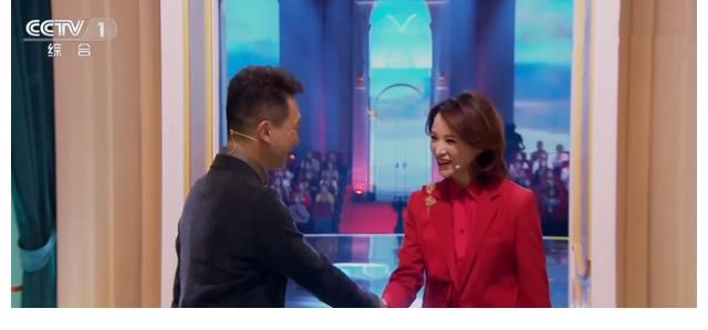 康輝首登《朗讀者》，講述主持背后的故事，身旁董卿控制不住眼淚