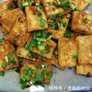 秘制|豆腐别再炒着吃了，农村大妈教你农村特色吃法，秘制10斤不够吃