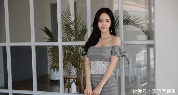 美人图鉴孙允珠:雅致浅灰花纹束腰清凉连衣裙