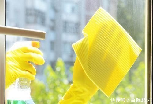 擦玻璃不用爬窗,有个小妙招,让玻璃干干净净
