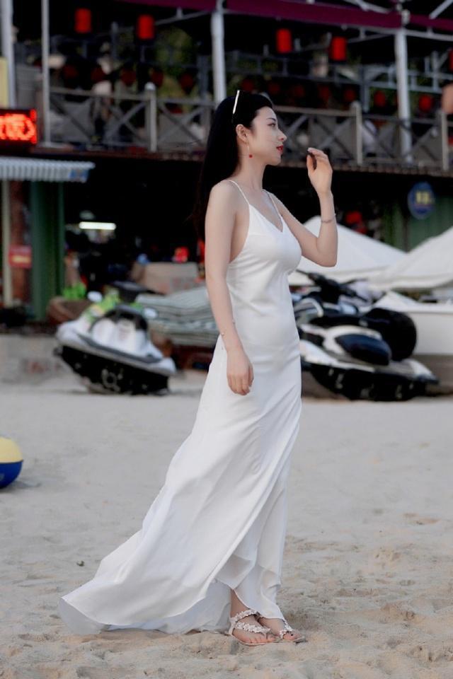 街拍:清新的白色裙子很显淑女气质,让你看起来非常的年轻活力