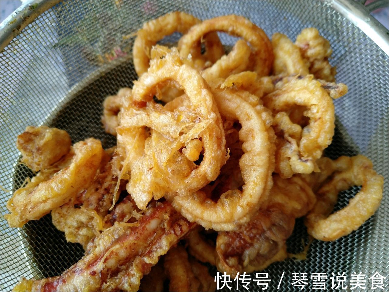 家庭版鱿鱼圈,做法简单,外酥里嫩,鲜香可口,大人孩子都爱吃!