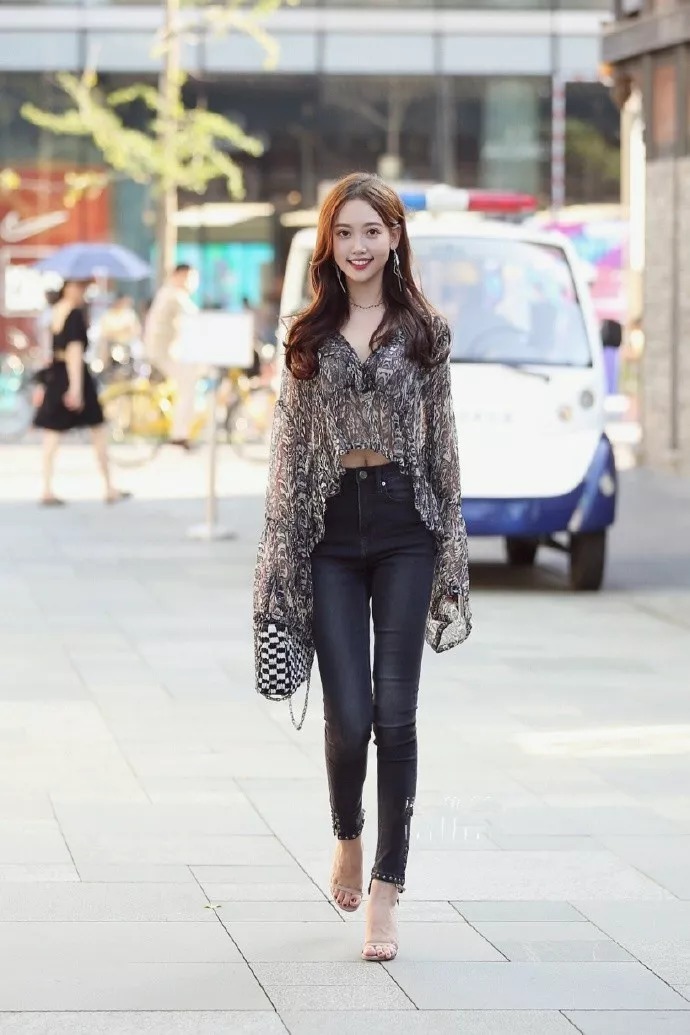 街拍:女生搭配高跟鞋，好身材也能穿出来