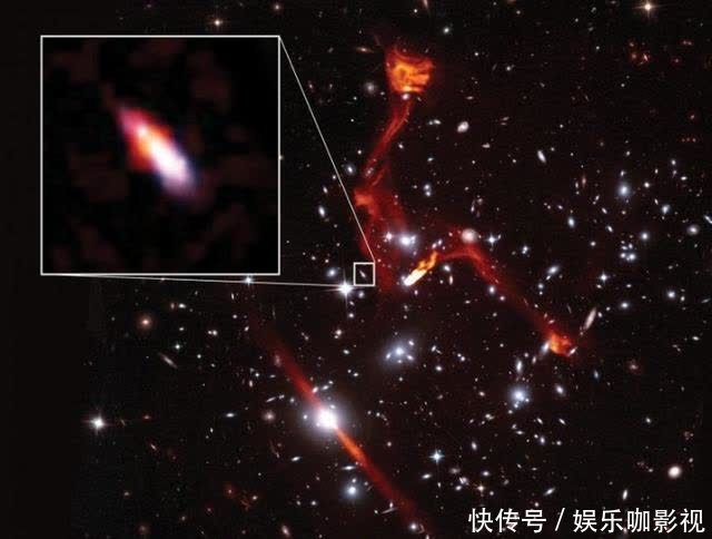 科学家通过宇宙透镜发现距离地球超过80亿光年的微弱射电星系