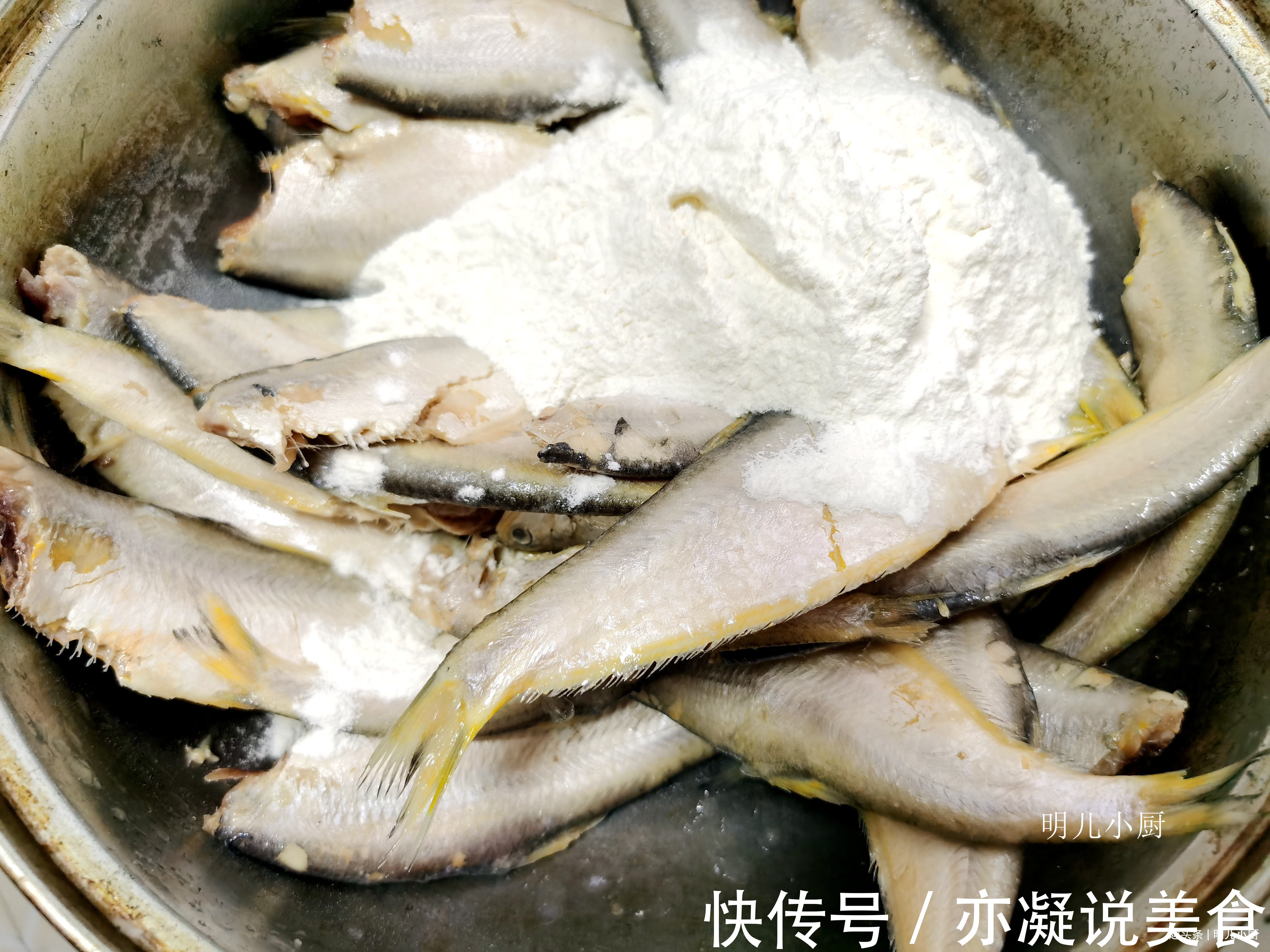 炸鱼时，千万别调水面糊，这样做外酥里嫩不腥气，比外面卖得好吃