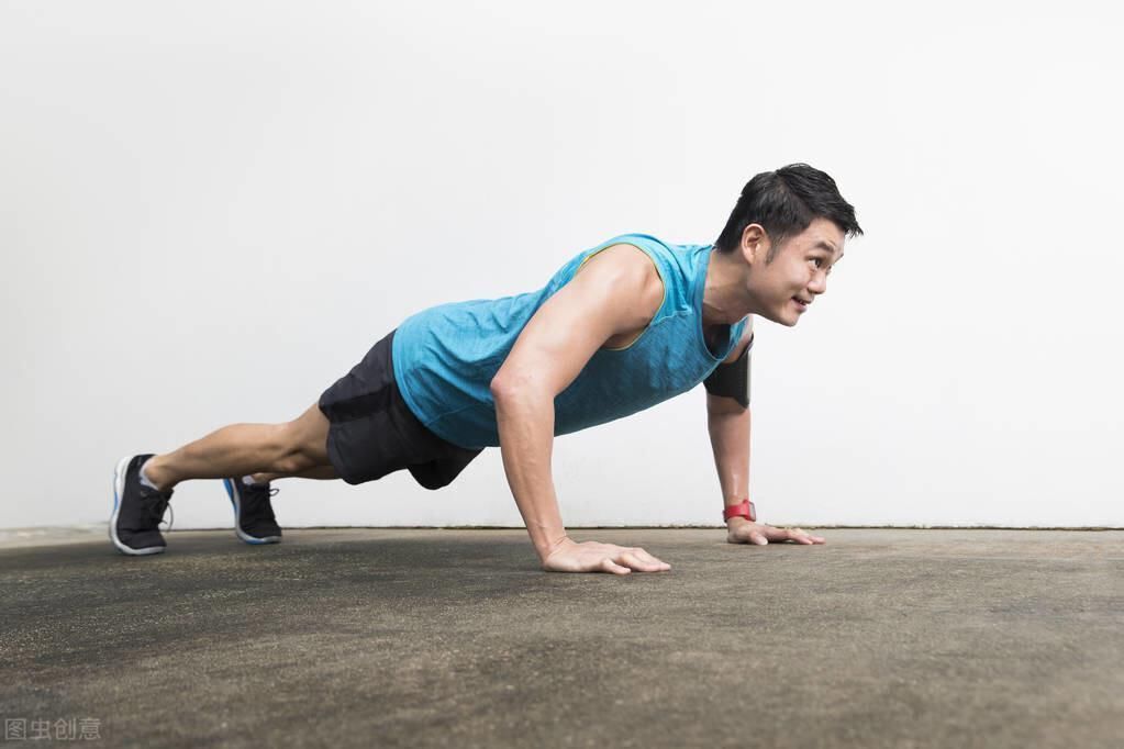 上半身|外国小哥每天做200个俯卧撑,1个月后会有什么变化?