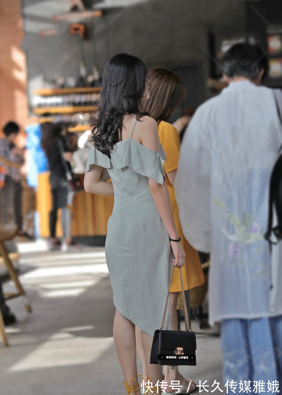 高跟鞋|红色吊带裙穿出时尚的美，清新可爱又甜美
