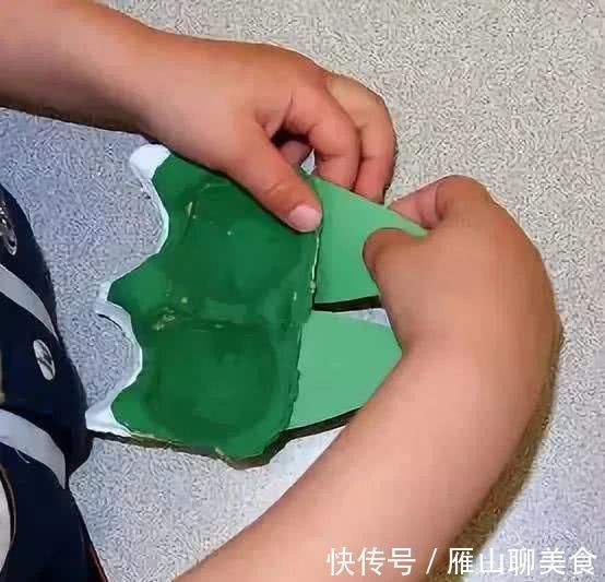 当妈妈“被迫”学会各种手工后，她就连蛋托都不放过了