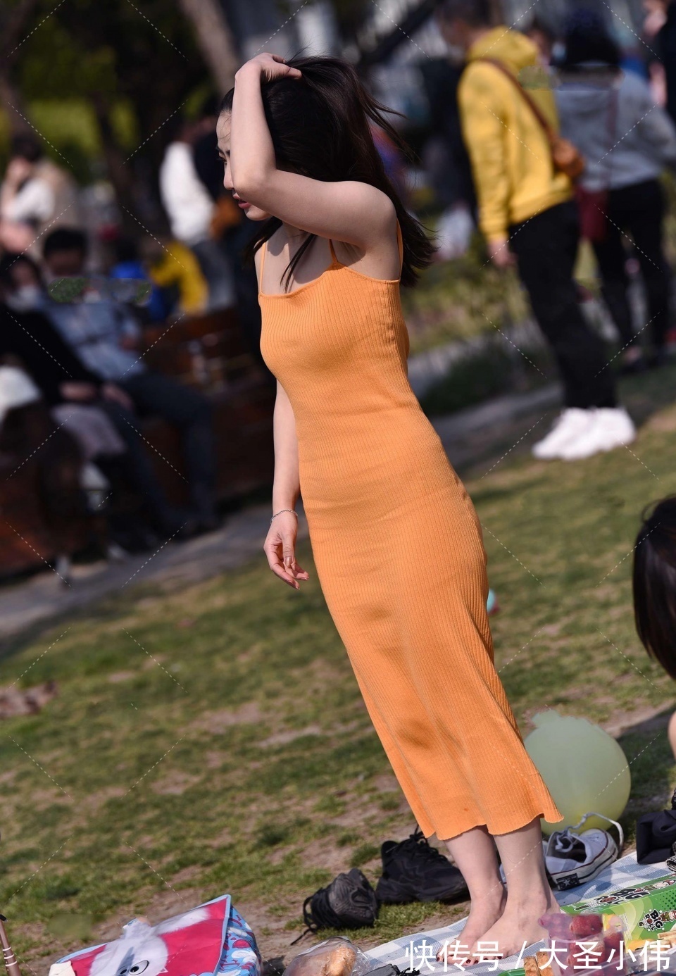 甜蜜风|美女街拍:这个姑娘在等谁呢?一种淡淡忧伤的感觉,我能开跑车带你去兜风吗