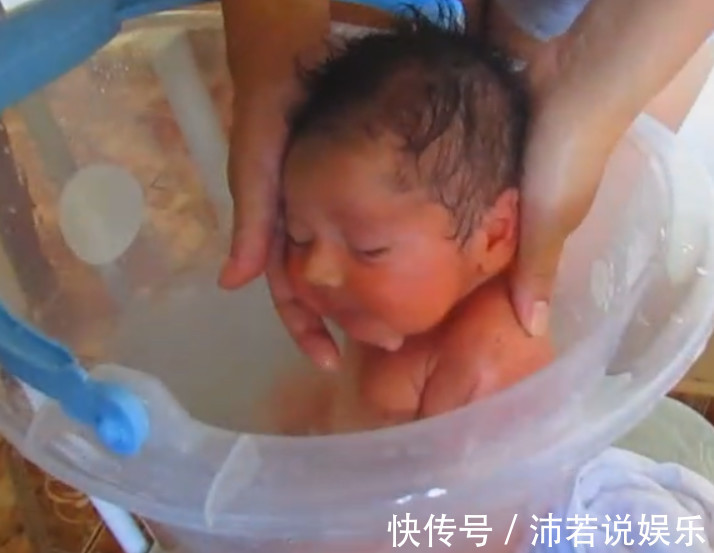 妈妈|给新生儿洗澡,她还以为在妈妈肚子里,简直不要太可爱!