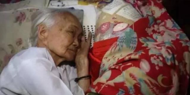 抛弃|96岁越南老人,被丈夫抛弃60年,每晚都抱着日军遗留衣物睡觉