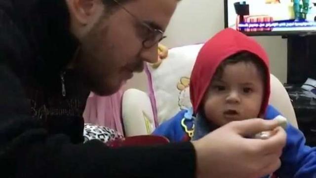 辅食|爸爸喂儿子吃辅食,全喂到他自己嘴里,宝宝懵了:这是亲爸吗?