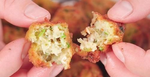 这盘炸丸子怎么吃都不腻,成本不到五块钱,外酥里嫩不吸油,真香