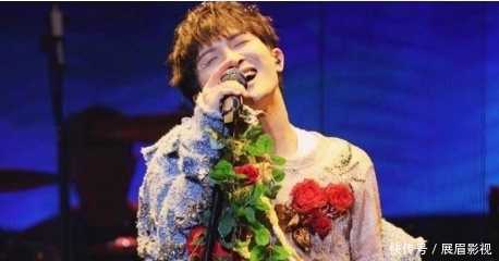 好声音节目组请他三次才同意参加,却早早被那英淘汰,今红到发紫