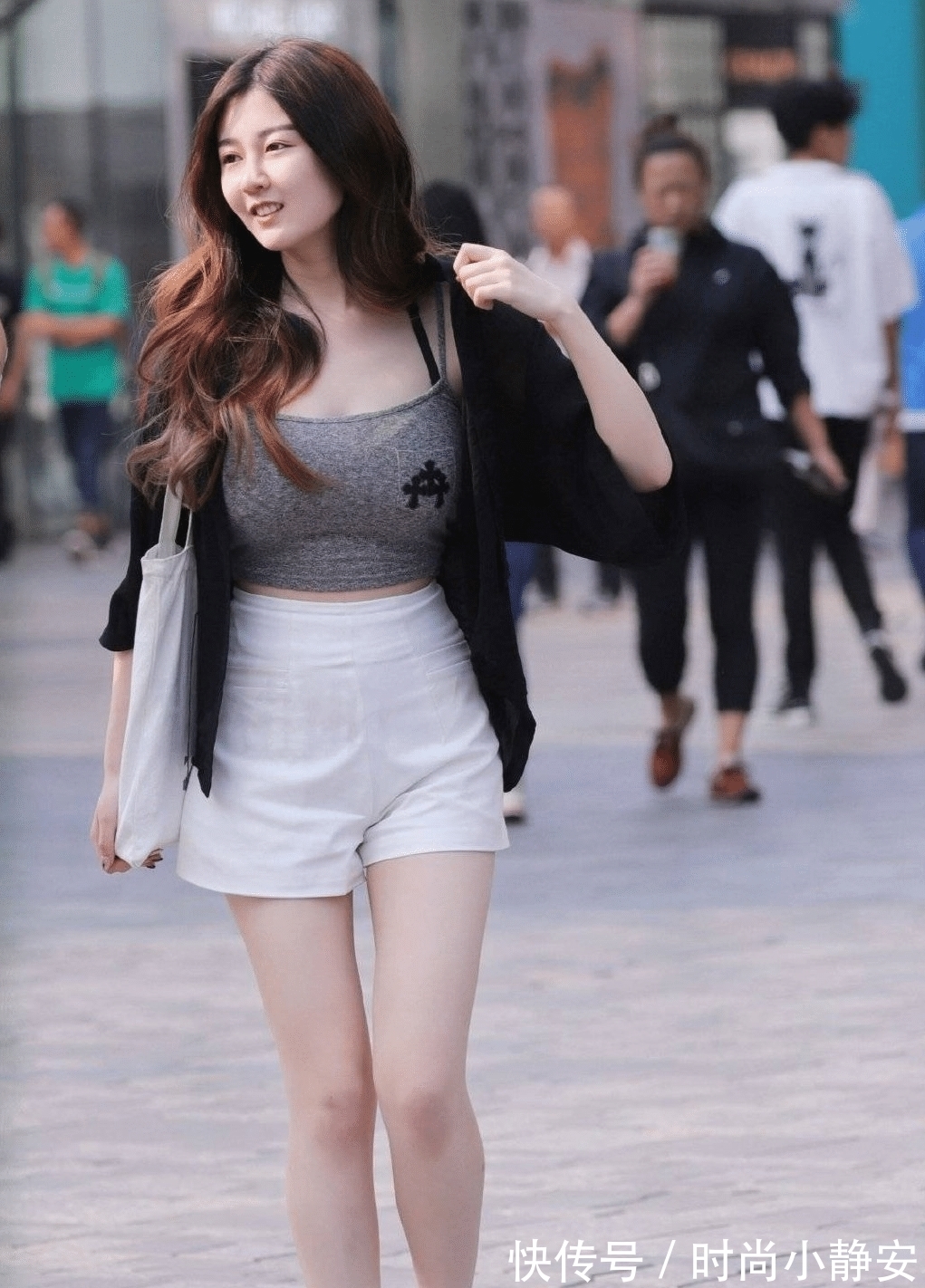 小姐姐 入秋后的黑白经典搭配,充满了甜美的少女气息