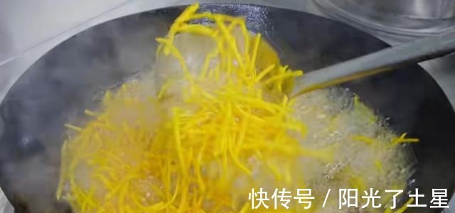 干煸土豆丝的家常做法，干香酥脆，麻辣可口，全家都爱吃！