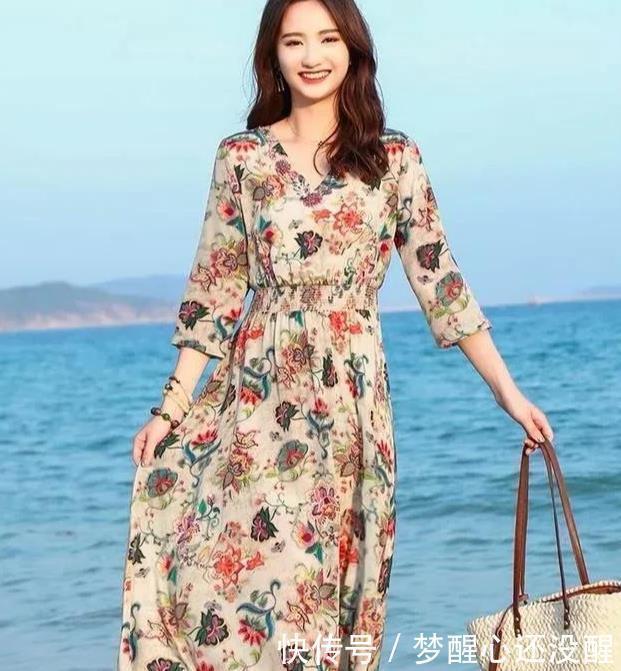 气质|四五十岁女人,尽量少穿重色衣服,瞧这三款,端庄大方显气质