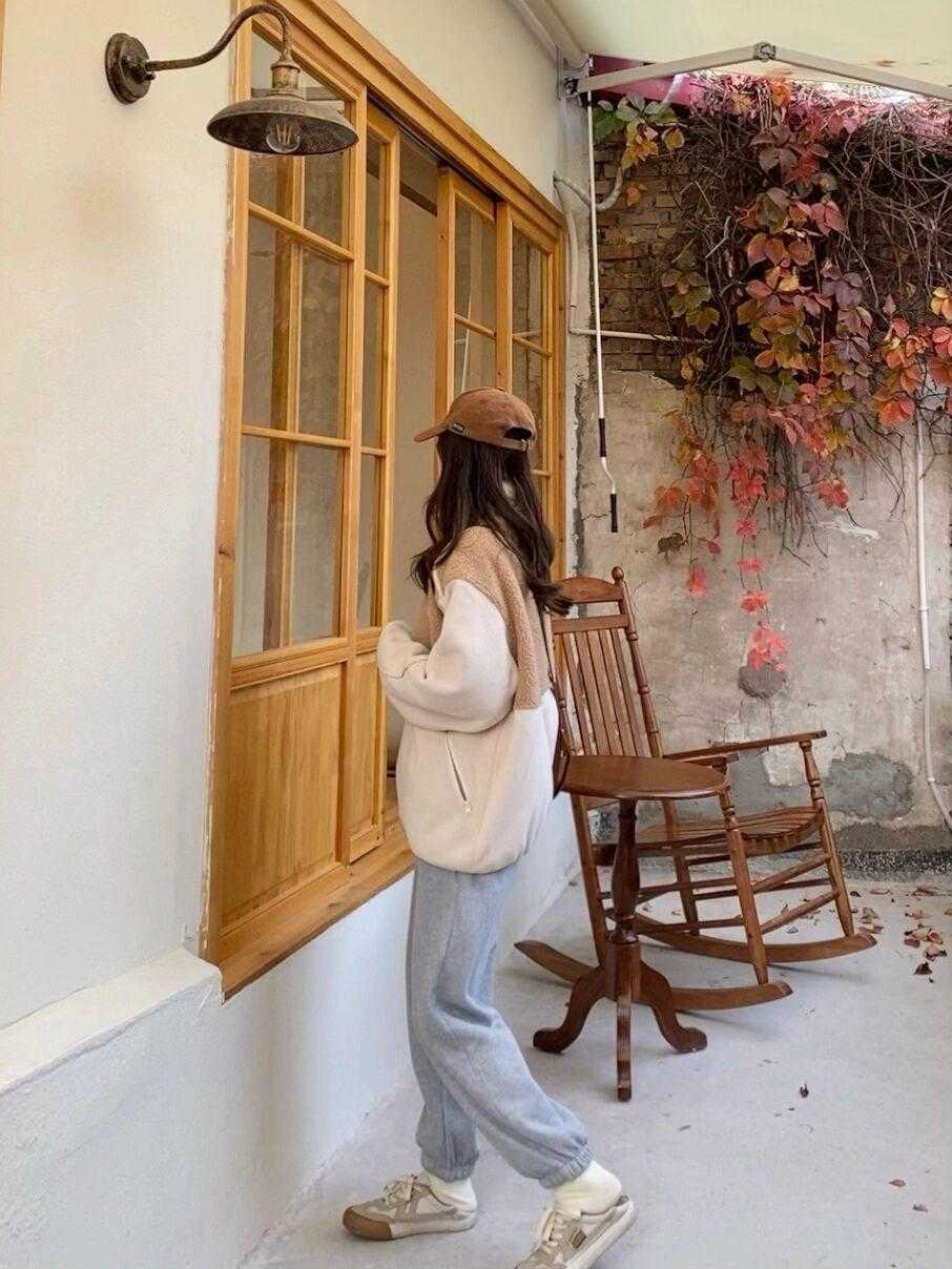 运动裤|初雪的必备羊毛羔外套,这样穿保暖时尚有气质,太好看了