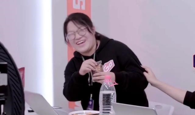 真面目|吃粉呛到嗓子，叶璇警告助手你吃过才能给我吃，人设崩塌
