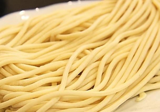 骨质疏松|骨质疏松的人是因面条吃多了?专家:想要养护骨骼,2种食物要少碰