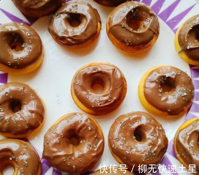 蛋糕|巧克力甜甜圈，蛋糕质地松软香甜！