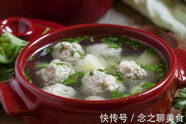 汆丸子|汆丸子，记住3个小窍门，丸子劲道弹牙，又香又嫩滑，入锅不会散
