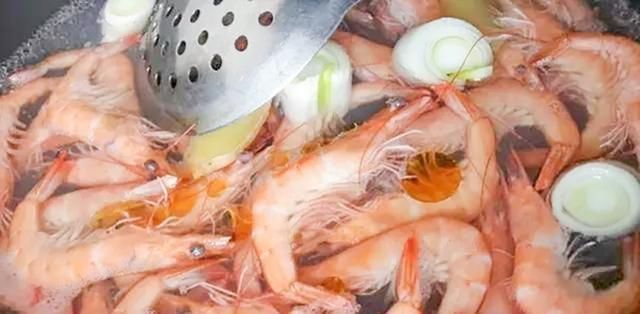 不行|煮虾时,加入生姜和食盐可不行,多加这两样,虾肉细嫩又鲜香
